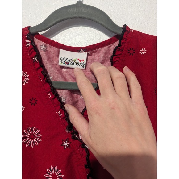 UA Scrubs Vintage Bandana Paisley Wrap Scrub Top Red - Picture 6 of 7